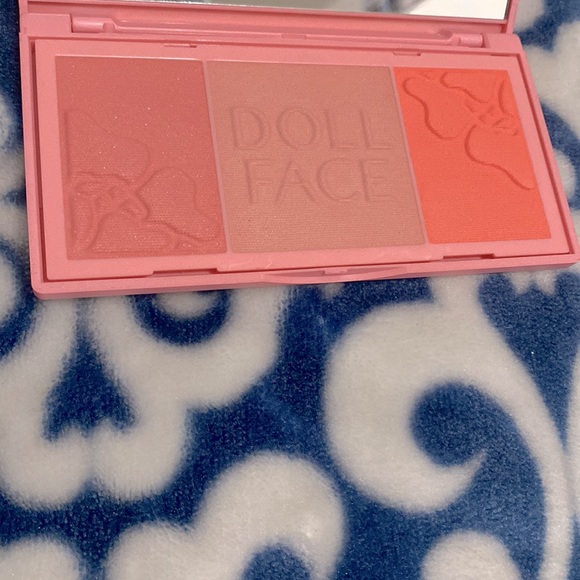 Doll face blush pallete, makeup bag & free face brush bundle - Picture 6 of 6